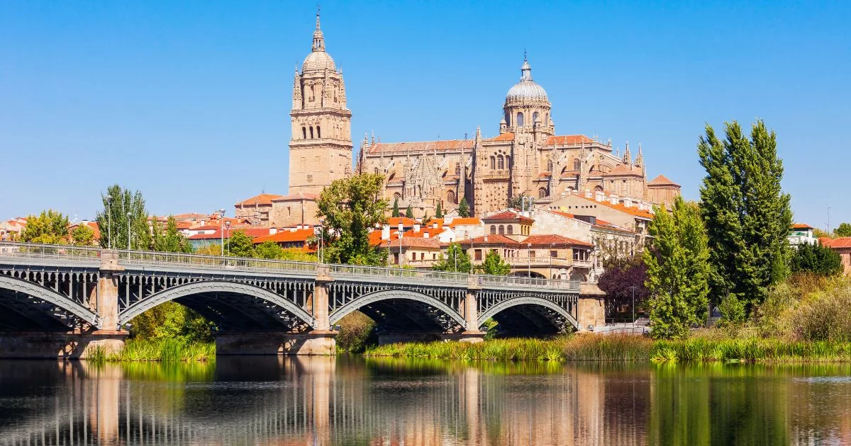 Spain tours with new friends in your next solo trip - Jay Wanders
